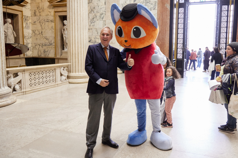 Nationalratspräsident Walter Rosenkranz (FPÖ) mit dem Maskottchen der Demokratiewerkstatt und Besucher:innen