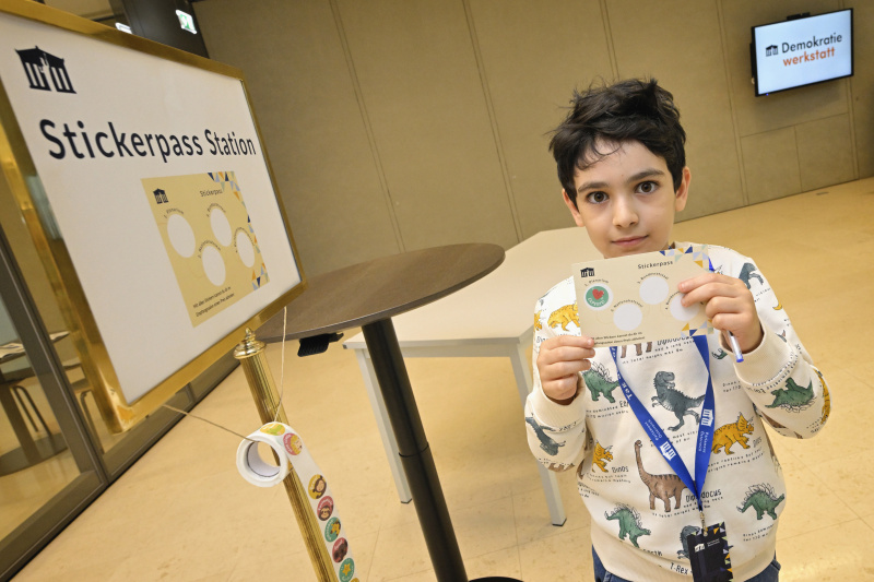 Besucher:innen beim Rundgang