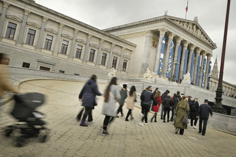 Besucher:innen vor dem Parlamentsgebäude