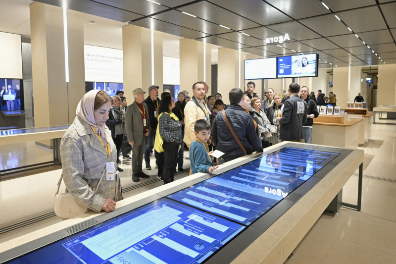 Besucher:innen beim Rundgang
