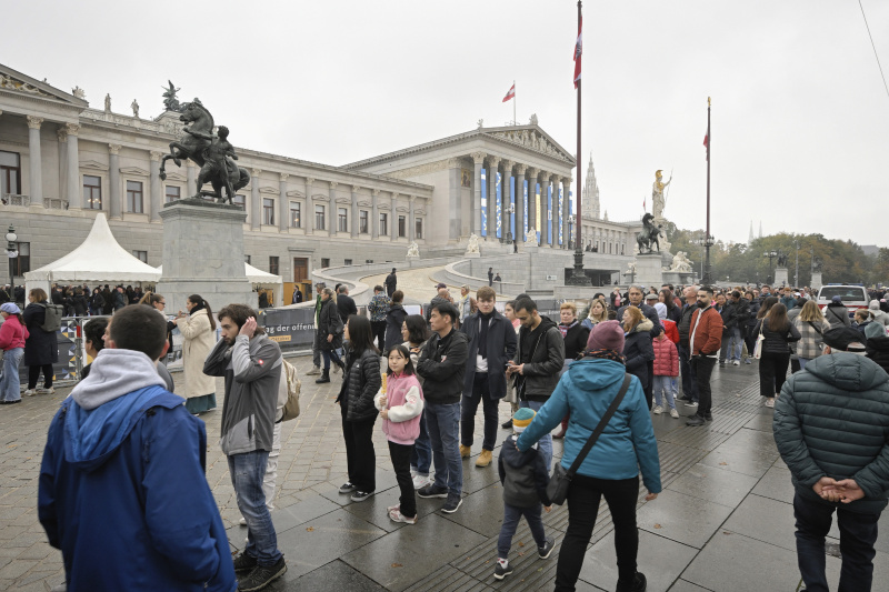 Besucher:innen vor dem Parlamentsgebäude