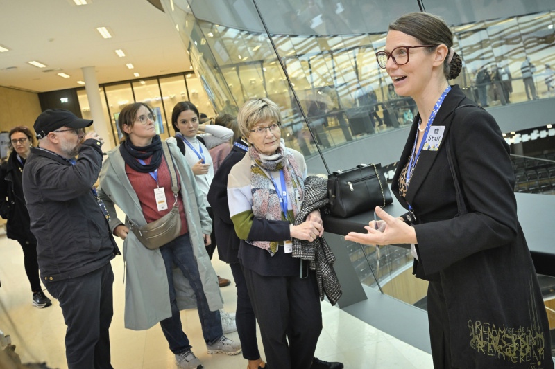 Besucher:innen beim Rundgang