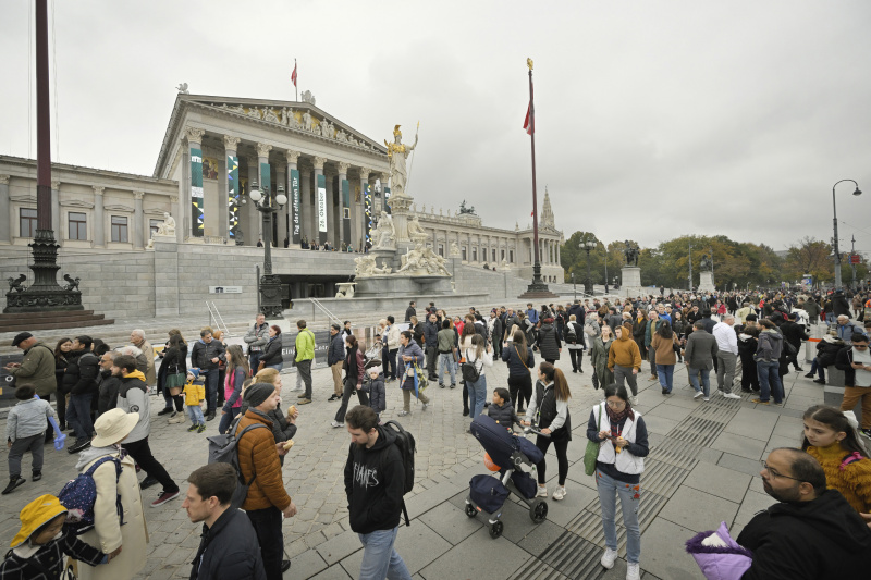 Besucher:innen vor dem Parlamentsgebäude
