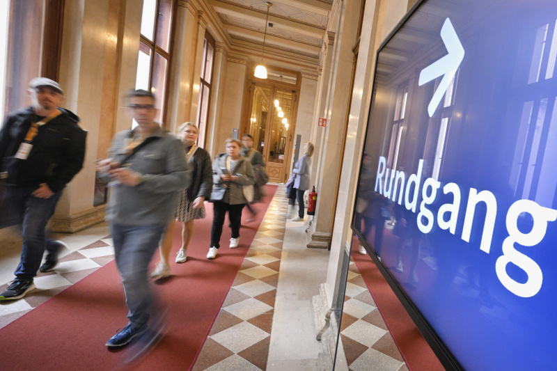 Besucher:innen beim Rundgang