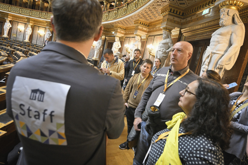 Besucher:innen beim Rundgang