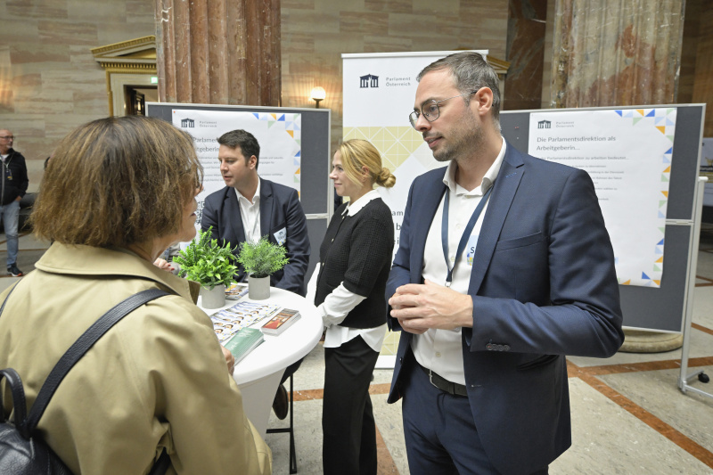 Besucher:innen beim Rundgang