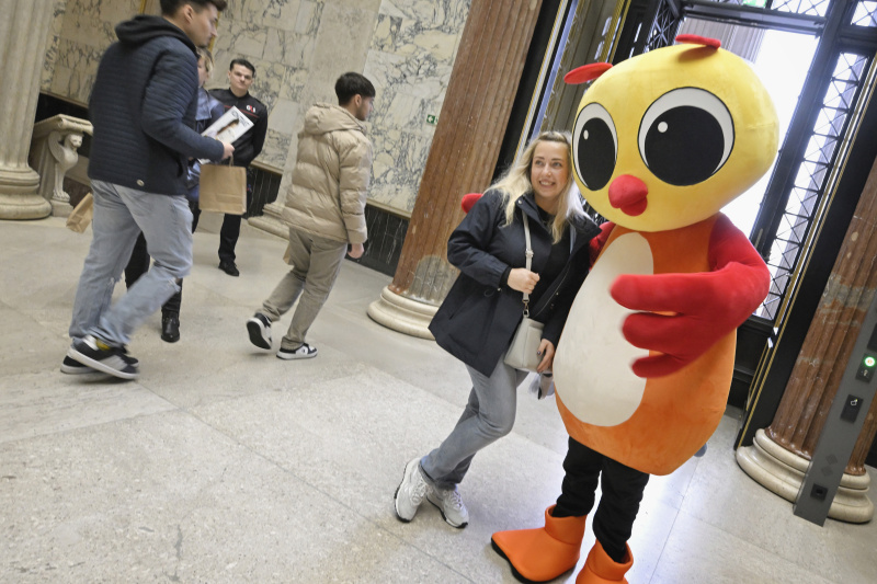 Besucher:innen beim Rundgang