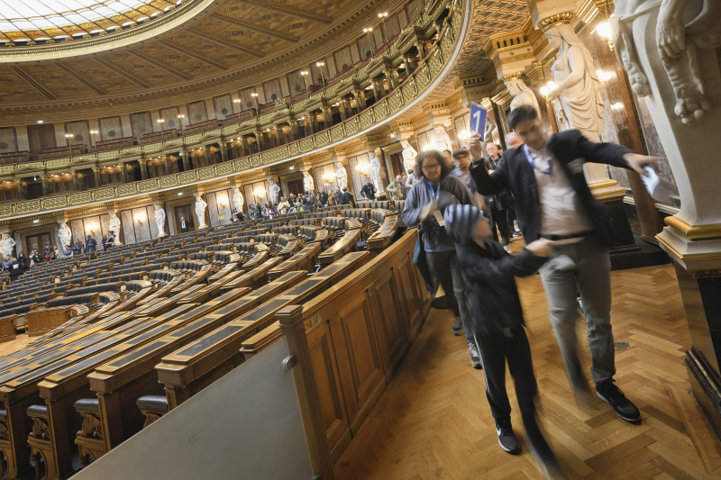 Besucher:innen beim Rundgang