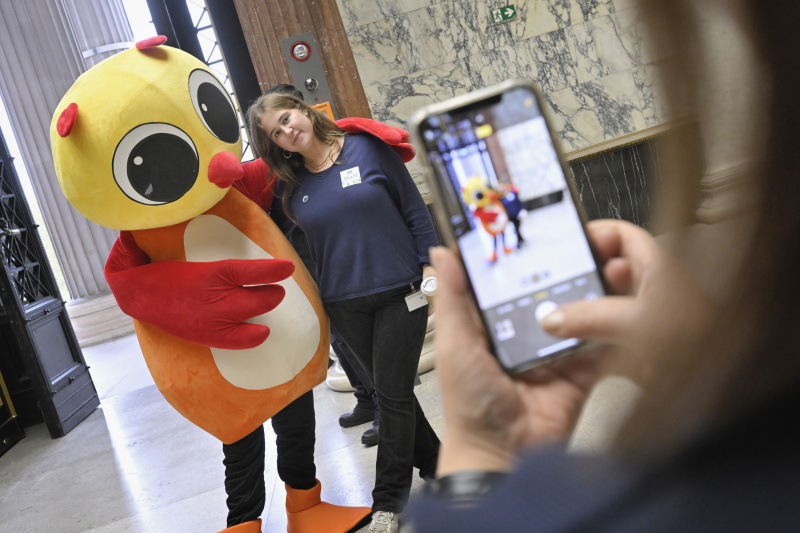 Besucher:innen beim Rundgang