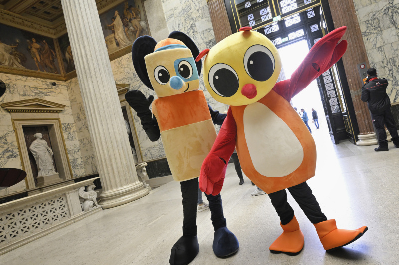 Besucher:innen beim Rundgang