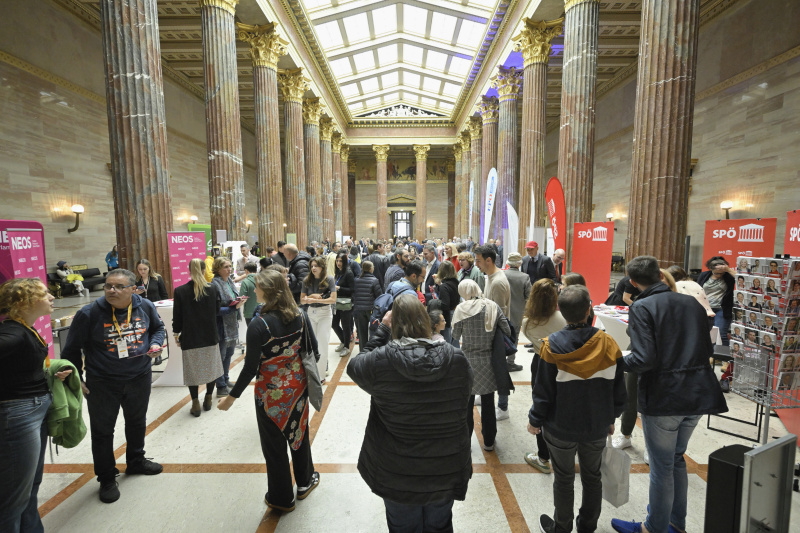 Besucher:innen beim Rundgang