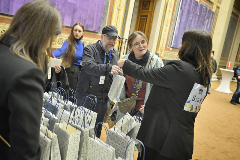 Besucher:innen beim Rundgang