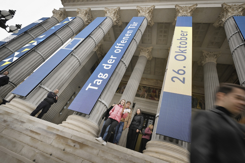 Besucher:innen beim Rundgang