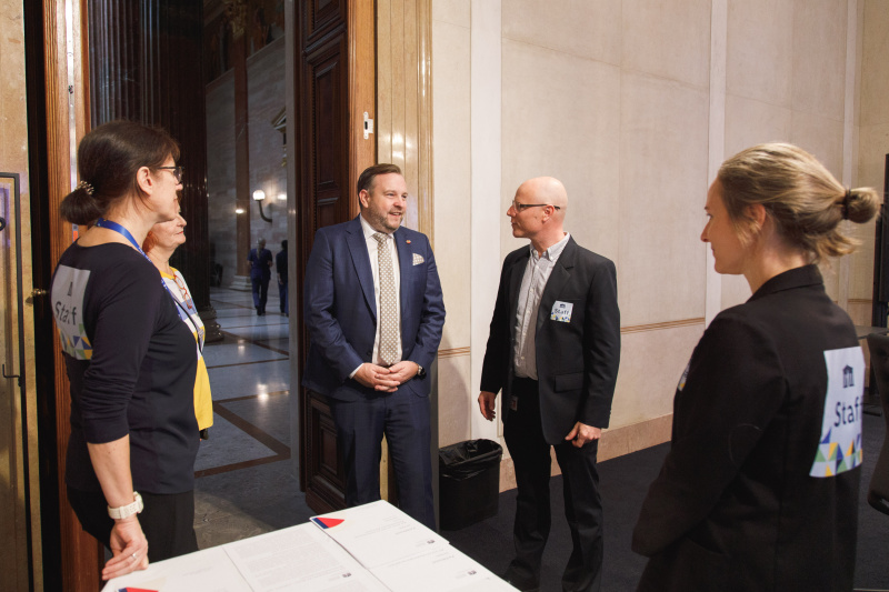 Gespräch mit Mitarbeiter:innen. Präsident des Bundesrates Franz Ebner (ÖVP) (Mitte)