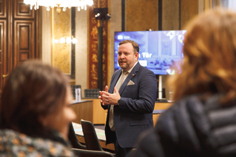 Präsident des Bundesrates Franz Ebner (ÖVP) (Mitte) mit Besucher:innen