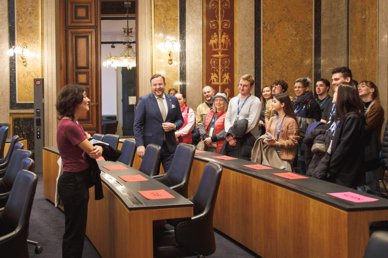 Präsident des Bundesrates Franz Ebner (ÖVP) (Mitte) mit Besucher:innen
