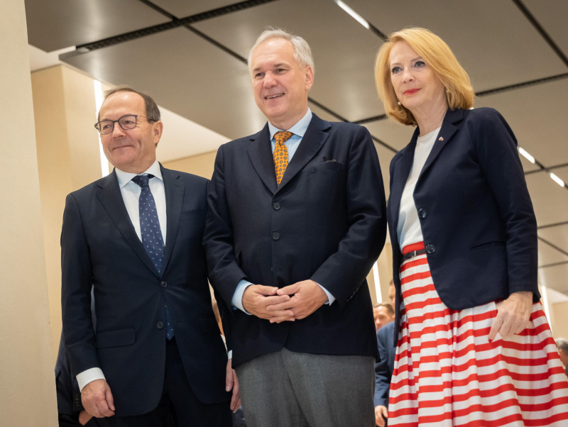 Türöffnung am Eingang Parlament. V. links: Zweiter Nationalratspräsident Peter Haubner (ÖVP), Nationalratspräsident Walter Rosenkranz (FPÖ),.Dritte Nationalratspräsidentin Doris Bures (SPÖ)
