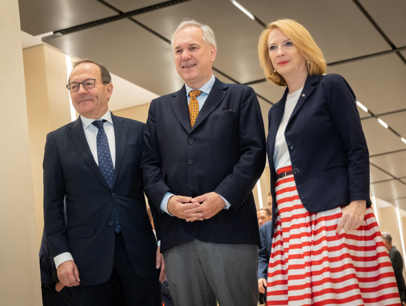 Türöffnung am Eingang Parlament. Von links: Zweiter Nationalratspräsident Peter Haubner (ÖVP), Nationalratspräsident Walter Rosenkranz (FPÖ),.Dritte Nationalratspräsidentin Doris Bures (SPÖ)