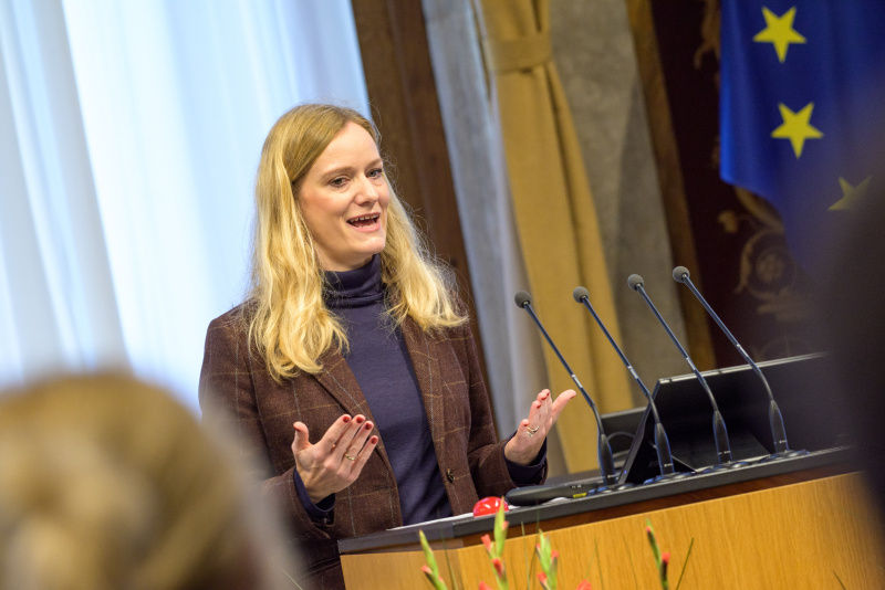 Vortrag. Am Redner:innenpult: Leiterin der Direktion Bevölkerung und des Center Wissenschaft, Bundesanstalt Statistik Austria Regina Fuchs