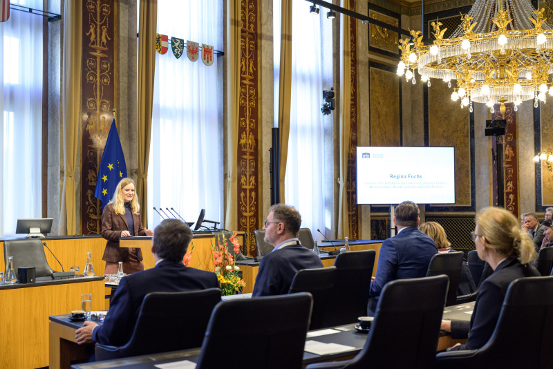 Vortrag. Am Redner:innenpult: Leiterin der Direktion Bevölkerung und des Center Wissenschaft, Bundesanstalt Statistik Austria Regina Fuchs