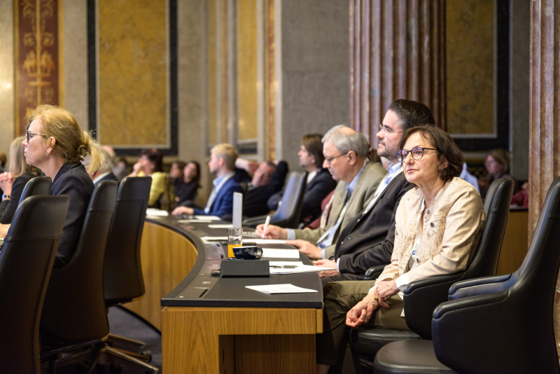 Blick Richtung Veranstaltungsteilnehmer:innen