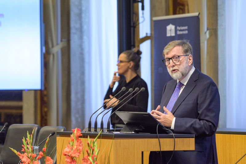 Am Redner:innenpult: Leiter des Kompetenzzentrum für Gerontologie und Gesundheitsforschung, Karl Landsteiner Privatuniversität für Gesundheitswissenschaften Bundesrat Franz Kolland
