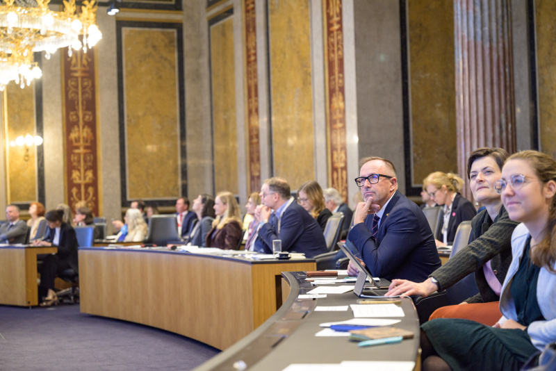 Blick Richtung Veranstaltungsteilnehmer:innen