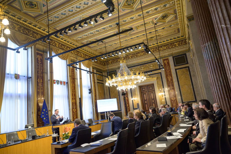 Am Redner:innenpult: Leiter der Abteilung Gesundheitsökonomie und -systemanalyse, Gesundheit Österreich, Florian Bachner