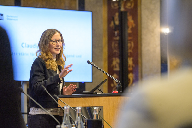 Am Redner:innenpult: Staatssekretärin für Digitalisierung, Jugend und Zivildienst Claudia Plakolm (ÖVP)