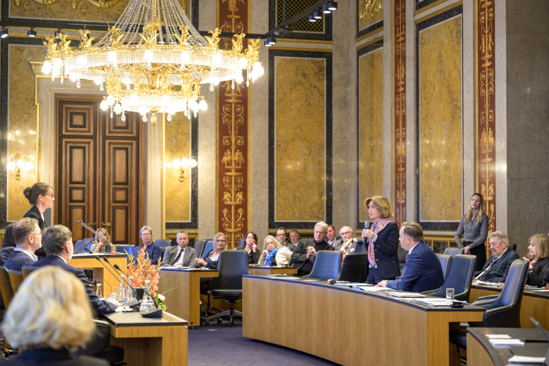 Blick Richtung Veranstaltungsteilnehmer:innen. Am Wort: Vizebundesratspräsidentin Andrea Eder-Gitschthaler