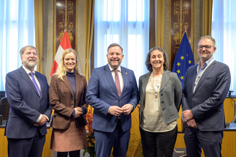 Gruppenfoto. Von links: Leiter des Kompetenzzentrum für Gerontologie und Gesundheitsforschung, Karl Landsteiner Privatuniversität für Gesundheitswissenschaften Bundesrat Franz Kolland, Leiterin der Direktion Bevölkerung und des Center Wissenschaft, Bundesanstalt Statistik Austria Regina Fuchs, Bundesratspräsident Franz Ebner (ÖVP), Health Economics and Health Policy Senior Researcher, Sprecherin für Pflege,.Institut für Höhere Studien Monika Riedel, Leiter der Abteilung Gesundheitsökonomie und -systemanalyse, Gesundheit Österreich, Florian Bachner
