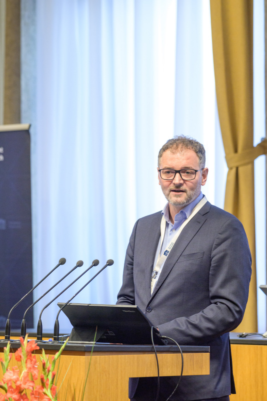 Am Redner:innenpult: Leiter der Abteilung Gesundheitsökonomie und -systemanalyse, Gesundheit Österreich, Florian Bachner