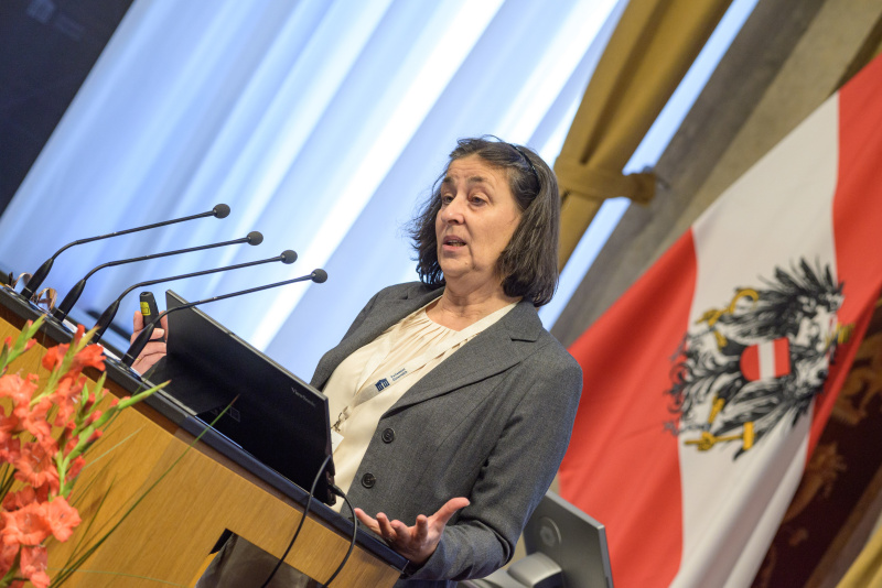 Vortrag. Am Redner:innenpult: Health Economics and Health Policy Senior Researcher, Sprecherin für Pflege,.Institut für Höhere Studien Monika Riedel