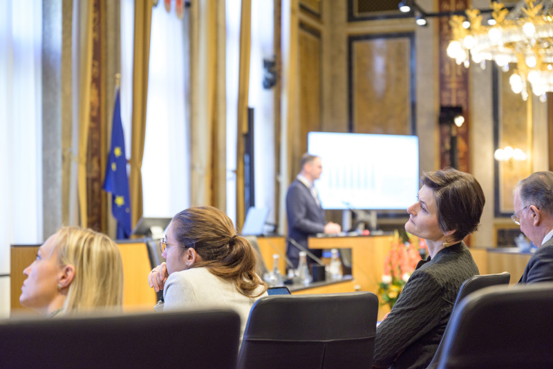 Blick Richtung Veranstaltungsteilnehmer:innen