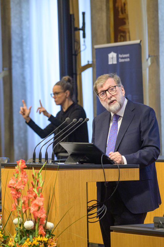 Am Redner:innenpult: Leiter des Kompetenzzentrum für Gerontologie und Gesundheitsforschung, Karl Landsteiner Privatuniversität für Gesundheitswissenschaften Bundesrat Franz Kolland