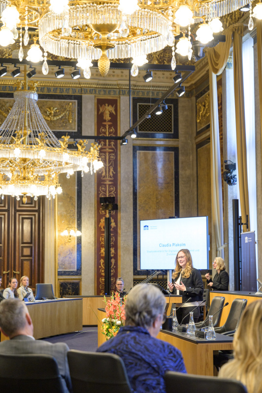 Am Redner:innenpult: Staatssekretärin für Digitalisierung, Jugend und Zivildienst Claudia Plakolm (ÖVP)