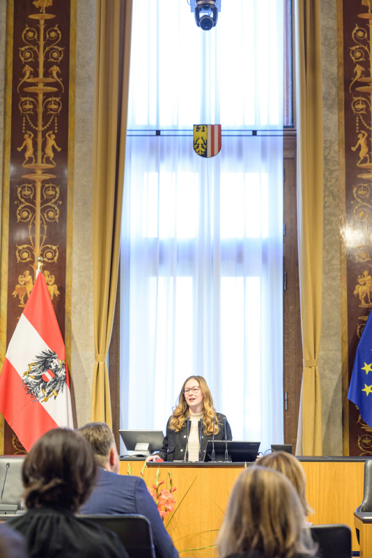 Am Redner:innenpult: Staatssekretärin für Digitalisierung, Jugend und Zivildienst Claudia Plakolm (ÖVP)