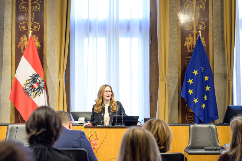 Am Redner:innenpult: Staatssekretärin für Digitalisierung, Jugend und Zivildienst Claudia Plakolm (ÖVP)