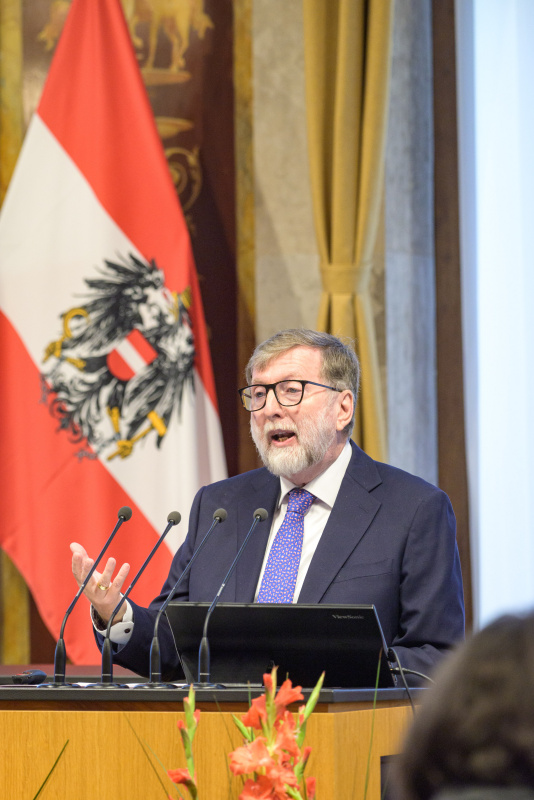 Am Redner:innenpult: Leiter des Kompetenzzentrum für Gerontologie und Gesundheitsforschung, Karl Landsteiner Privatuniversität für Gesundheitswissenschaften Bundesrat Franz Kolland