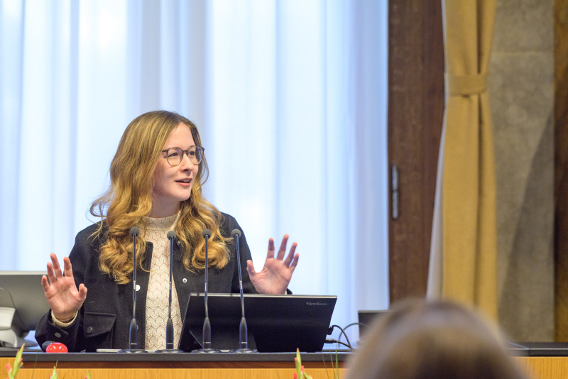 Am Redner:innenpult: Staatssekretärin für Digitalisierung, Jugend und Zivildienst Claudia Plakolm (ÖVP)