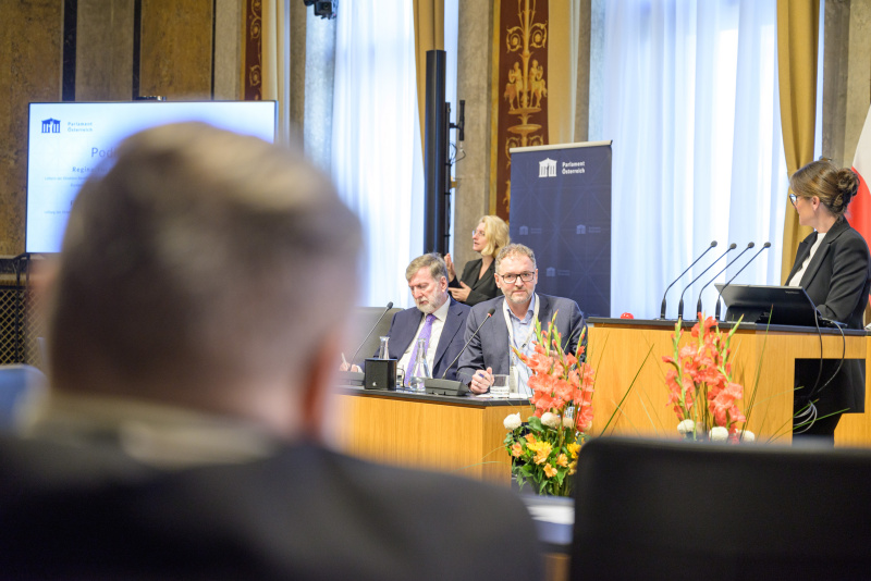 Am Redner:innenpult: