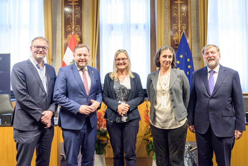 Gruppenfoto. Von links: Leiter der Abteilung Gesundheitsökonomie und -systemanalyse, Gesundheit Österreich, Florian Bachner, Bundesratspräsident Franz Ebner (ÖVP), Bundesrätin Claudia Hauschildt-Buschberger (GRÜNE), Health Economics and Health Policy Senior Researcher, Sprecherin für Pflege,.Institut für Höhere Studien Monika Riedel, Leiter des Kompetenzzentrum für Gerontologie und Gesundheitsforschung, Karl Landsteiner Privatuniversität für Gesundheitswissenschaften Bundesrat Franz Kolland