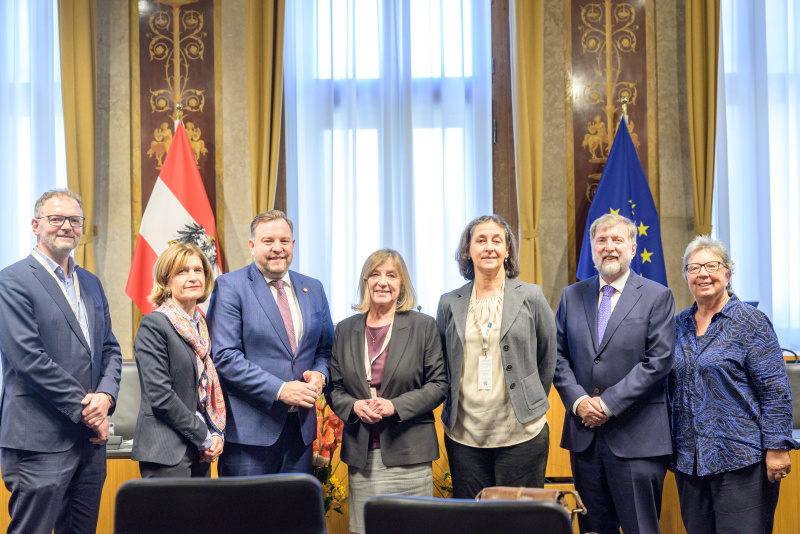 Gruppenfoto. Von links: Leiter der Abteilung Gesundheitsökonomie und -systemanalyse, Gesundheit Österreich, Florian Bachner, Vizebundesratspräsidentin Andrea Eder-Gitschthaler (ÖVP), Bundesratspräsident Franz Ebner (ÖVP), Niederösterreichs Senioren Landesobmann-Stellvertreterin Magdalena Eichinger, Health Economics and Health Policy Senior Researcher, Sprecherin für Pflege,.Institut für Höhere Studien Monika Riedel, Leiter des Kompetenzzentrum für Gerontologie und Gesundheitsforschung, Karl Landsteiner Privatuniversität für Gesundheitswissenschaften Bundesrat Franz Kolland, Bundesrätin Klara Neurauter (ÖVP)