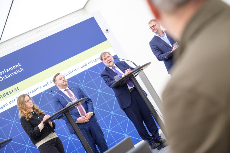 Am Wort: Leiter des Kompetenzzentrum für Gerontologie und Gesundheitsforschung, Karl Landsteiner Privatuniversität für Gesundheitswissenschaften Bundesrat Franz Kolland