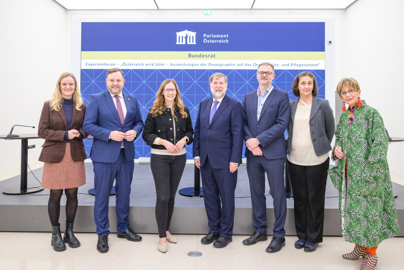 Gruppenfoto. Von links: Leiterin der Direktion Bevölkerung und des Center Wissenschaft, Bundesanstalt Statistik Austria Regina Fuchs, Bundesratspräsident Franz Ebner (ÖVP), Staatssekretärin für Digitalisierung, Jugend und Zivildienst Claudia Plakolm (ÖVP), Leiter des Kompetenzzentrum für Gerontologie und Gesundheitsforschung, Karl Landsteiner Privatuniversität für Gesundheitswissenschaften Bundesrat Franz Kolland, Leiter der Abteilung Gesundheitsökonomie und -systemanalyse, Gesundheit Österreich, Florian Bachner, Health Economics and Health Policy Senior Researcher, Sprecherin für Pflege,.Institut für Höhere Studien Monika Riedel, österreichischer Seniorenbundpräsidentin Ingrid Korosec