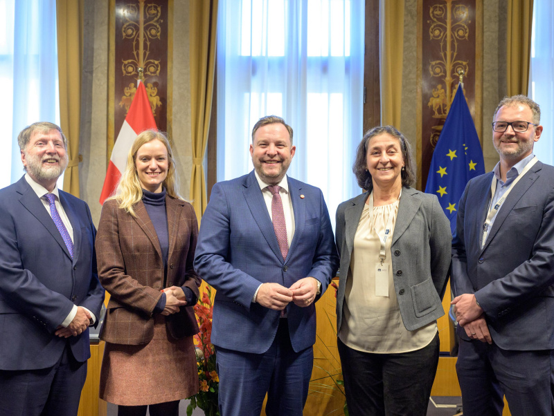 Gruppenfoto. Von links: Leiter des Kompetenzzentrum für Gerontologie und Gesundheitsforschung, Karl Landsteiner Privatuniversität für Gesundheitswissenschaften Bundesrat Franz Kolland, Leiterin der Direktion Bevölkerung und des Center Wissenschaft, Bundesanstalt Statistik Austria Regina Fuchs, Bundesratspräsident Franz Ebner (ÖVP), Health Economics and Health Policy Senior Researcher, Sprecherin für Pflege,.Institut für Höhere Studien Monika Riedel, Leiter der Abteilung Gesundheitsökonomie und -systemanalyse, Gesundheit Österreich, Florian Bachner5