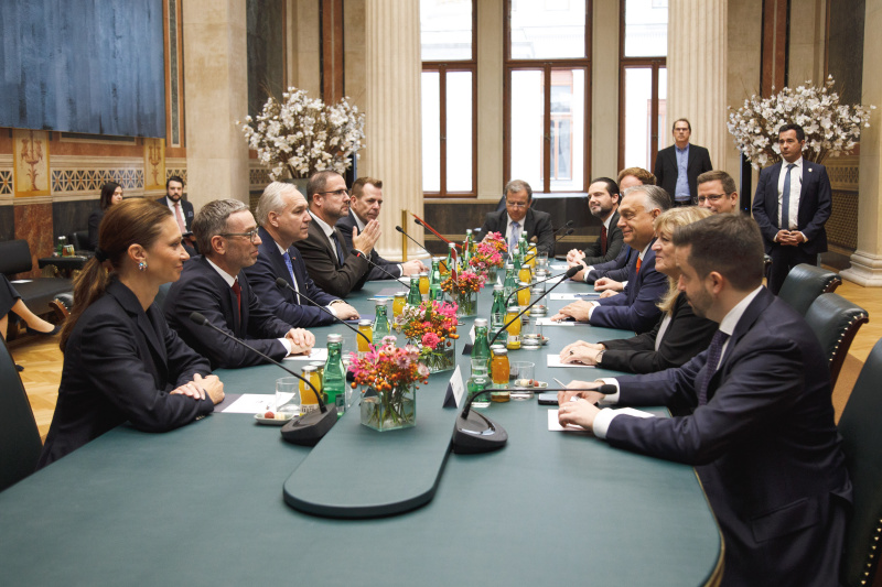 Aussprache. Linke Tischhälfte: Österreichische Delegation unter der Leitung von Nationalratspräsident Walter Rosenkranz (FPÖ) (3. von links). Rechte Tischhälfte: Ungarische Delegation unter der Leitung von Ministerpräsident Ungarns Viktor Orbán (3. von rechts)