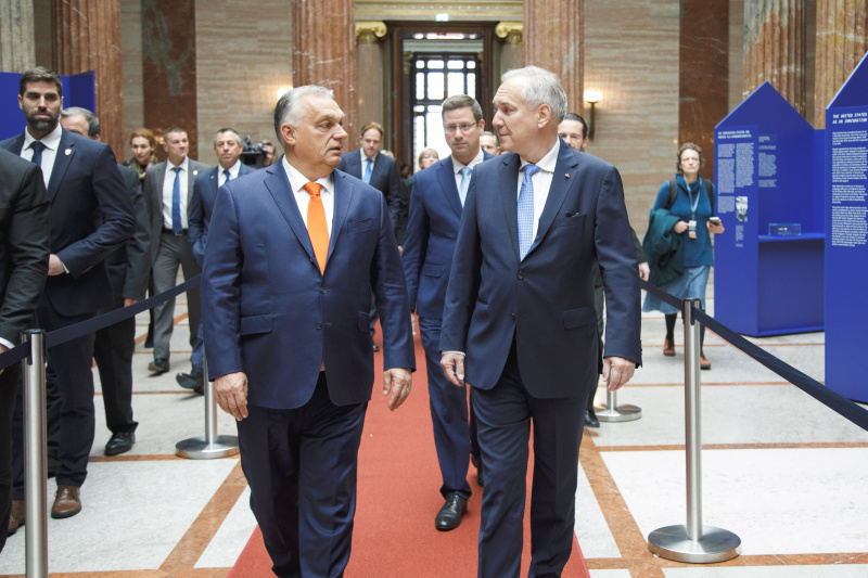 Einholung. Von rechts: Nationalratspräsident Walter Rosenkranz (FPÖ), Ministerpräsident Ungarns Viktor Orbán