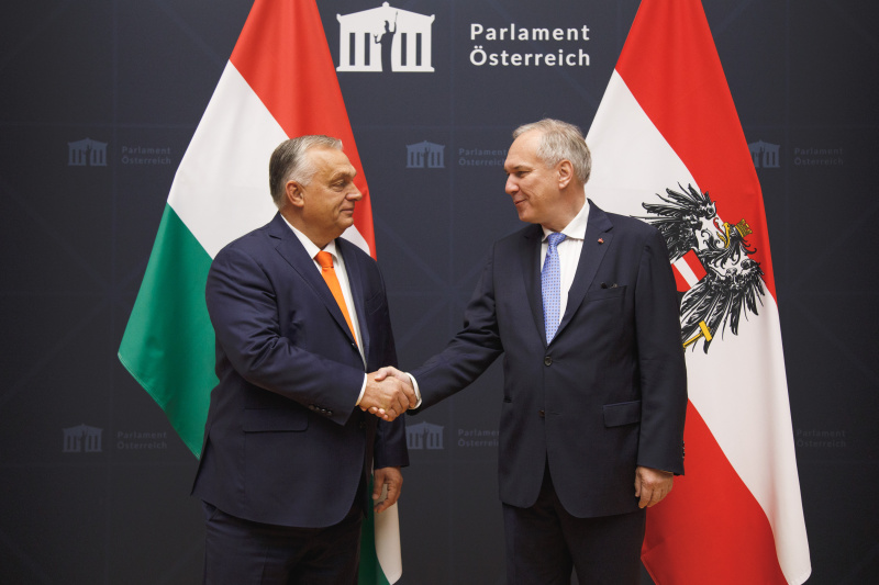 Fahnenfoto. Von rechts: Nationalratspräsident Walter Rosenkranz (FPÖ), Ministerpräsident Ungarns Viktor Orbán