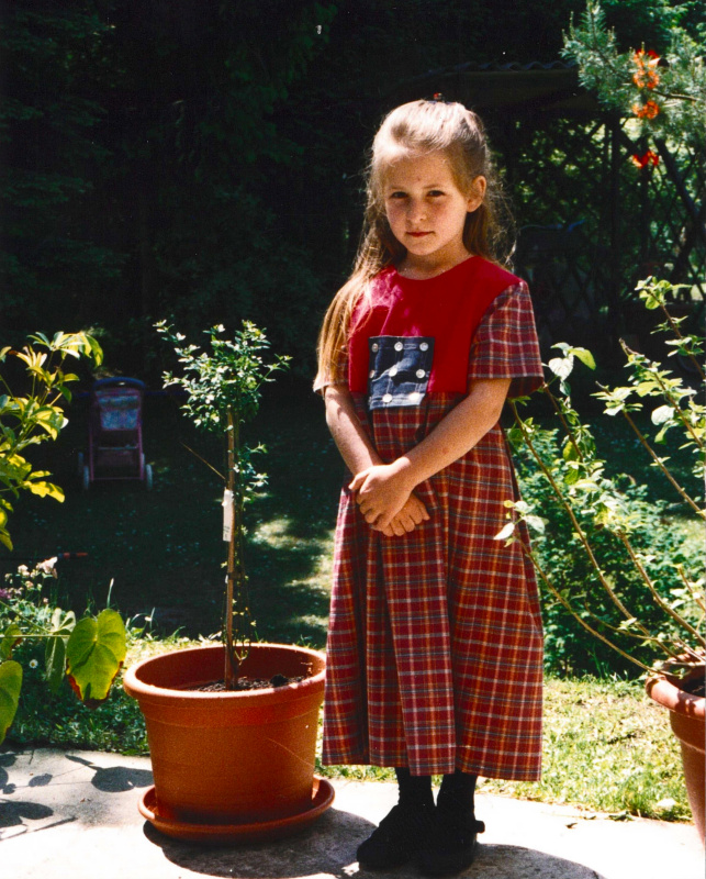 Lisa Schuch-Gubik im roten Kleid im Garten